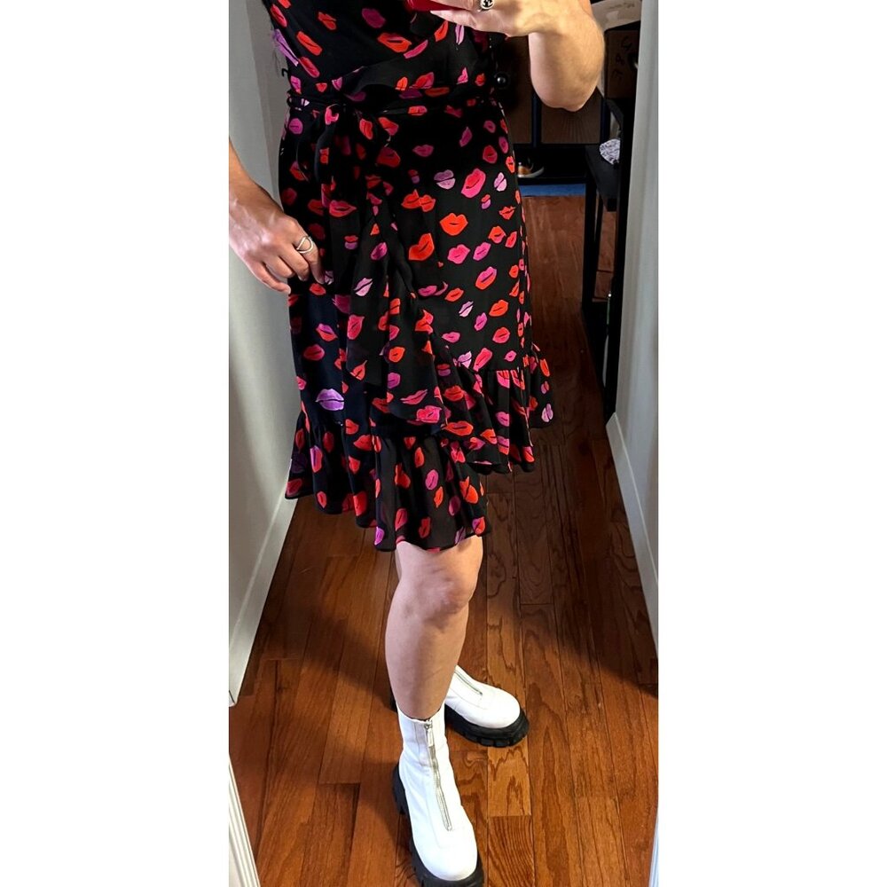 Betsey Johnson Black Wrap Dress With Red & Pink Lip Print Short Sleeves Ruffle H - Picture 6 of 8